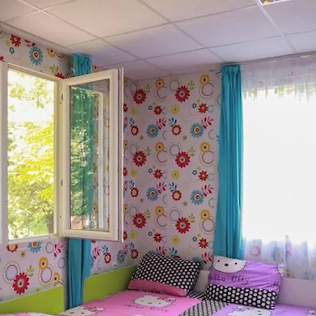Welcoming Bungalow In Petrich בית הארחה
