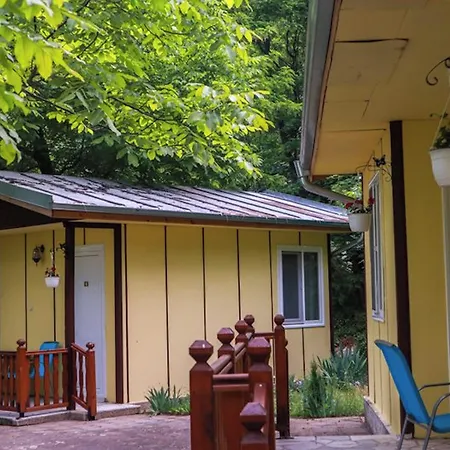 Welcoming Bungalow In Petrich בית הארחה